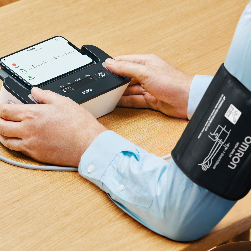 OMRON Complete Blutzuckermessgerät + EKG Oberarm 1 St